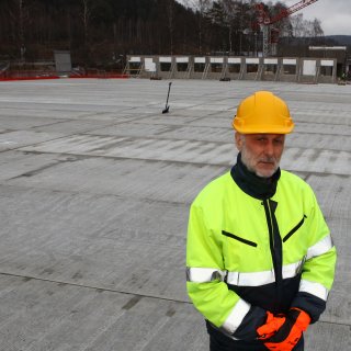 Tommy Johansson på Gekås Ullared står på det nya p-huset byggt av Strängbetongs koncept TempoDeck™. Fotograf: Carlo Laszlo.