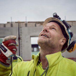 Jan Nilsson på Strängbetong pratar i komradion.