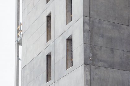En av huskropparna på StockholmLightHouse en obehandlad betongyta för att påminna om den industriella känsla som har präglat Kvarnholmen i över hundra år.