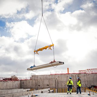 Strängbetongs montörer inväntar håldäcket som ska monteras på Kongahälla Shoppingcenter.