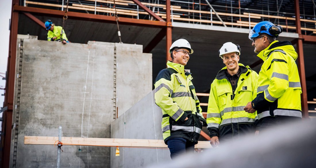 Affärsansvarig Christian Jensen, Strängbetong, Sebastian Reismer, Serneke, och projektledare Krister Gemrud, Strängbetong på Kongahälla shoppings byggarbetsplats.