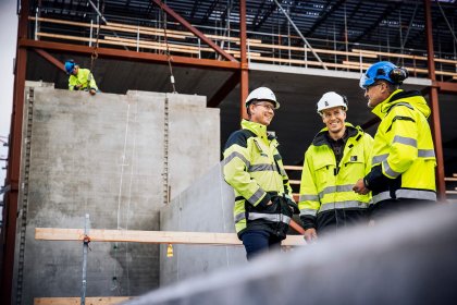 Affärsansvarig Christian Jensen, Strängbetong, Sebastian Reismer, Serneke, och projektledare Krister Gemrud, Strängbetong på Kongahälla shoppings byggarbetsplats.