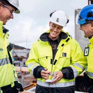 Affärsansvarig Christian Jensen, Strängbetong, Sebastian, Serneke, och projektledare Krister Gemrud, Strängbetong jobbar tillsammans för att få Kongahälla shopping på plats.