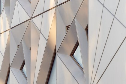 "Att få till en lösning med spetsiga former som går hela vägen ut i elementkant krävde ett samarbete med djup förståelse mellan oss och Strängbetong." Mattias Litström, Utopia Arkitekter.