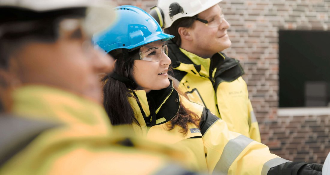 Linda Borg, Täby Kommun, Shabnam Seradji, projektledare på Strängbetong och Fredrik Viklund, projektchef Arcona tittar på projektet Hägerneholmsskolan.