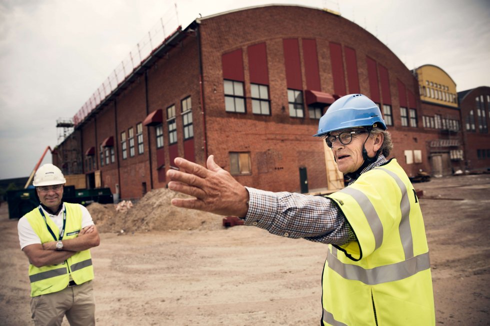 Strängbetongs affärsansvarige Martin Johansson och beställaren Göran Christiansson utanför den över 70 år gamla industribyggnaden som nu blir en del av Halmstad Högskola.
