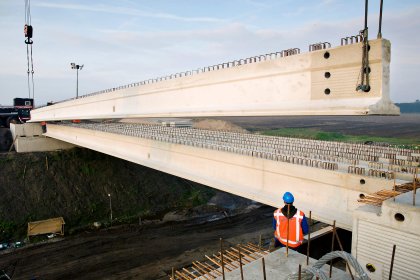 Montage av ZIP-balk hos Strängbetongs systerföretag Spanbeton i Nederländerna
