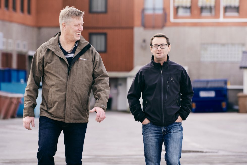 Henrik Svedberg och Kari Kristo arbetar med trappkonstruktion på Forssellstrappan i Norberg.