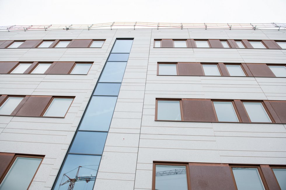 Stort fokus har legat på vårdtagarens säkerhet på Tinnerbäckshuset. Exempelvis är alla dörrar och fönster säkerhetsklassade. Varken glas eller infästning får gå sönder av yttre påverkan.